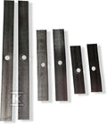 Taśma aluminiowa pocięta w odcinkach po 8cm z otworem na gwóźdź.