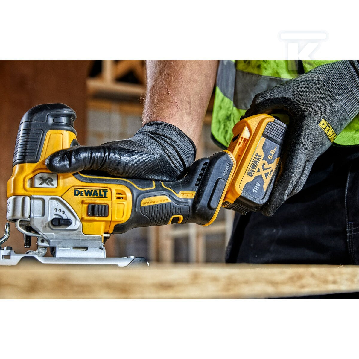 DeWalt 18V XR Wyrzynarka z uchwytem za korpus 2 X 5Ah