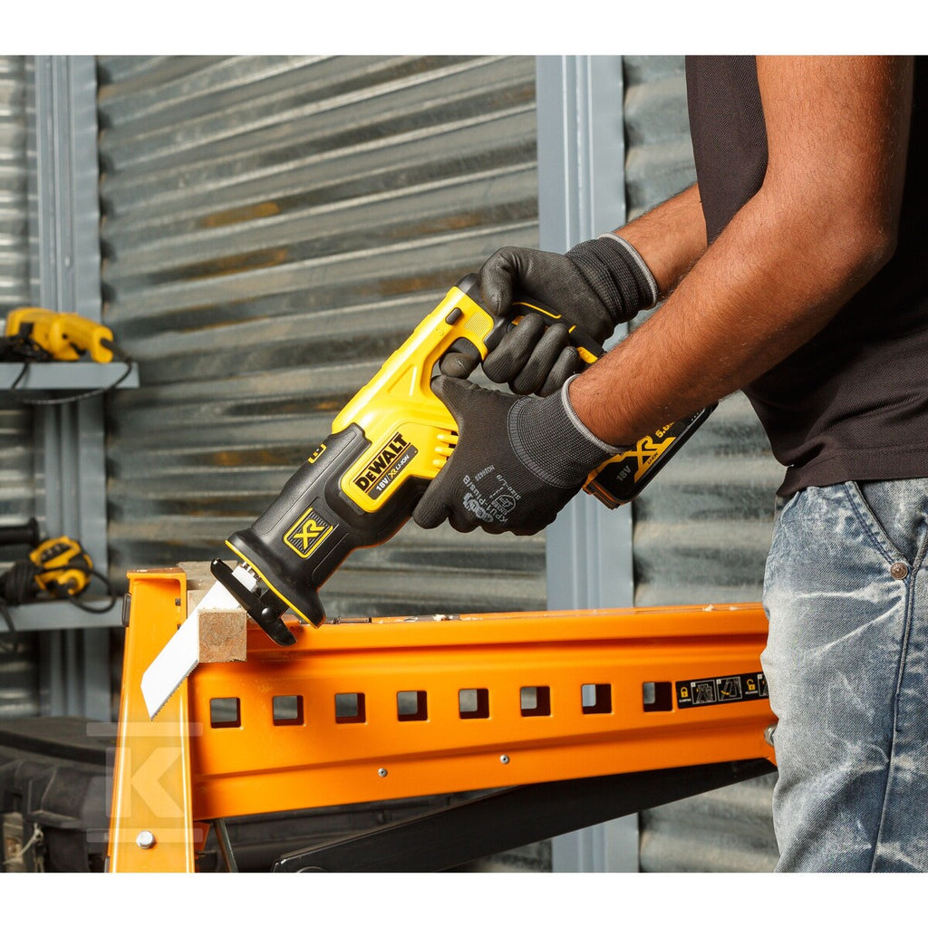 DeWalt 18V XR Pilarka szablowa 2 X 5Ah