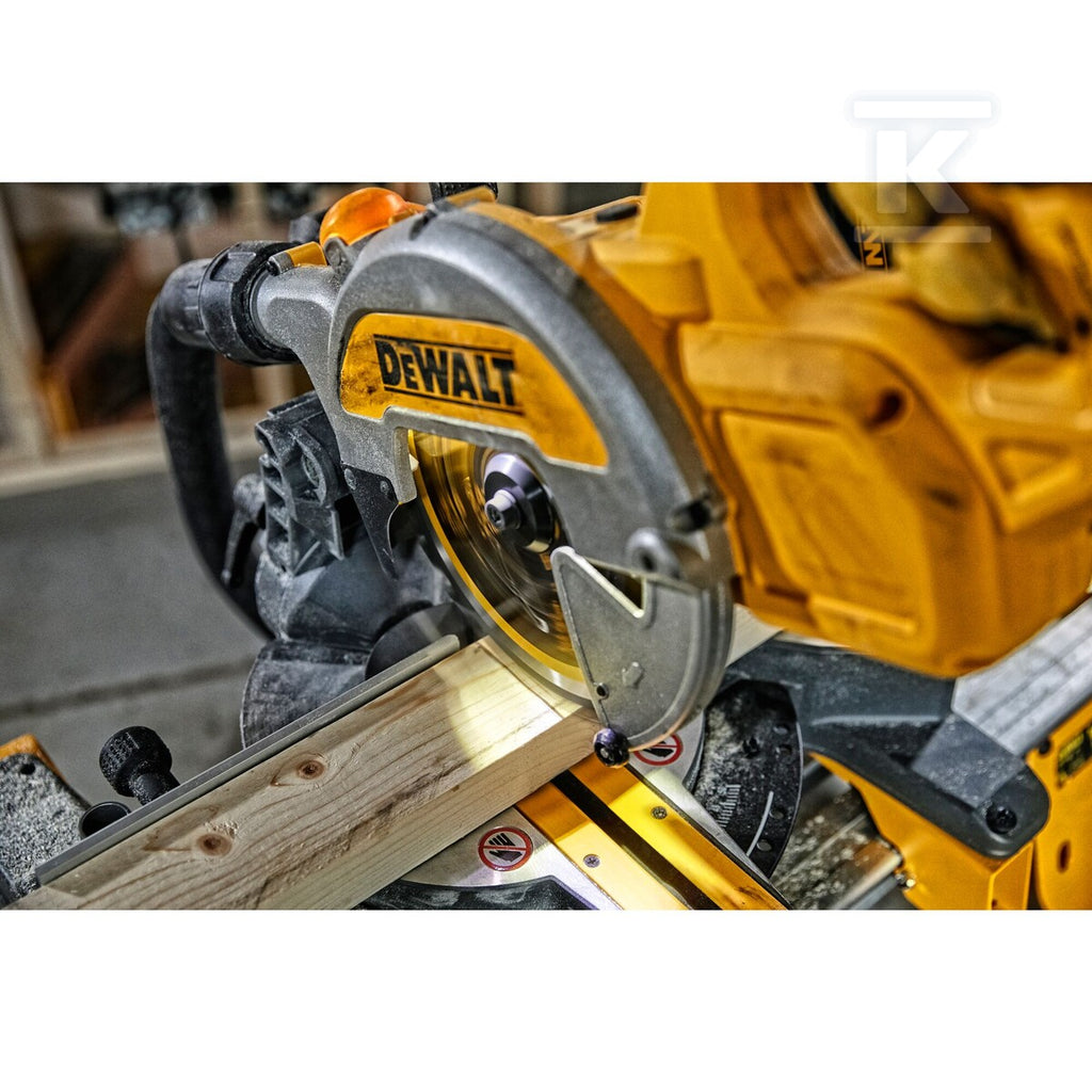 DeWalt 54V XR FLEXVOLT Pilarka ukosowa 216mm 2 X 6Ah