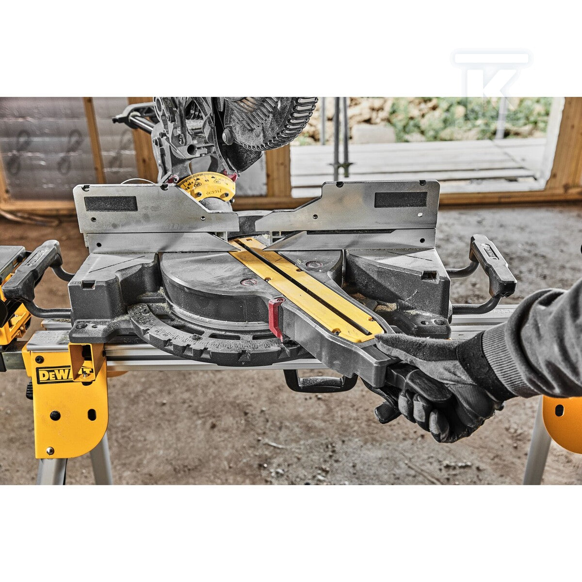 DeWalt 54V XR FV Pilarka ukosowa 305mm