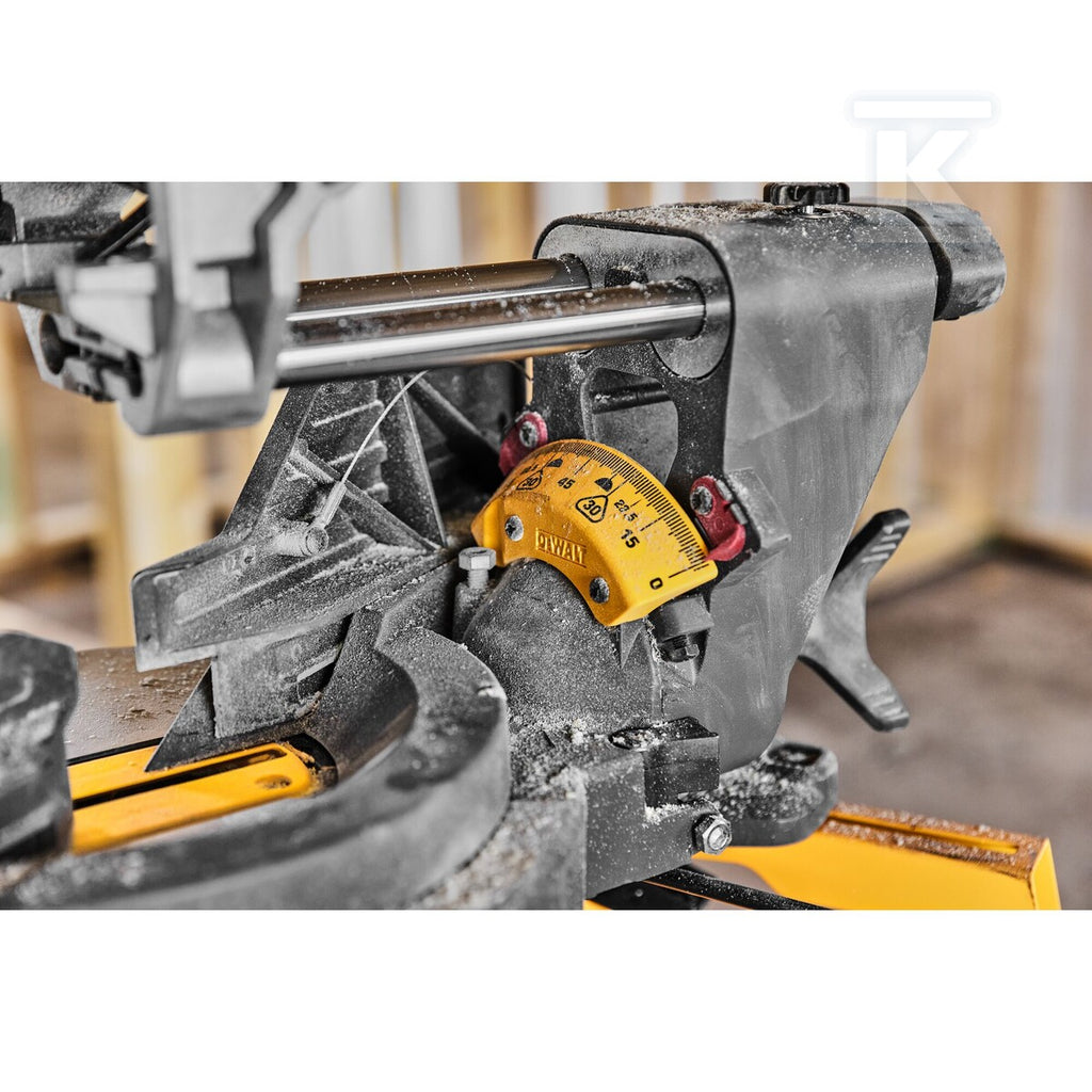 DeWalt 54V XR FV Pilarka ukosowa 305mm