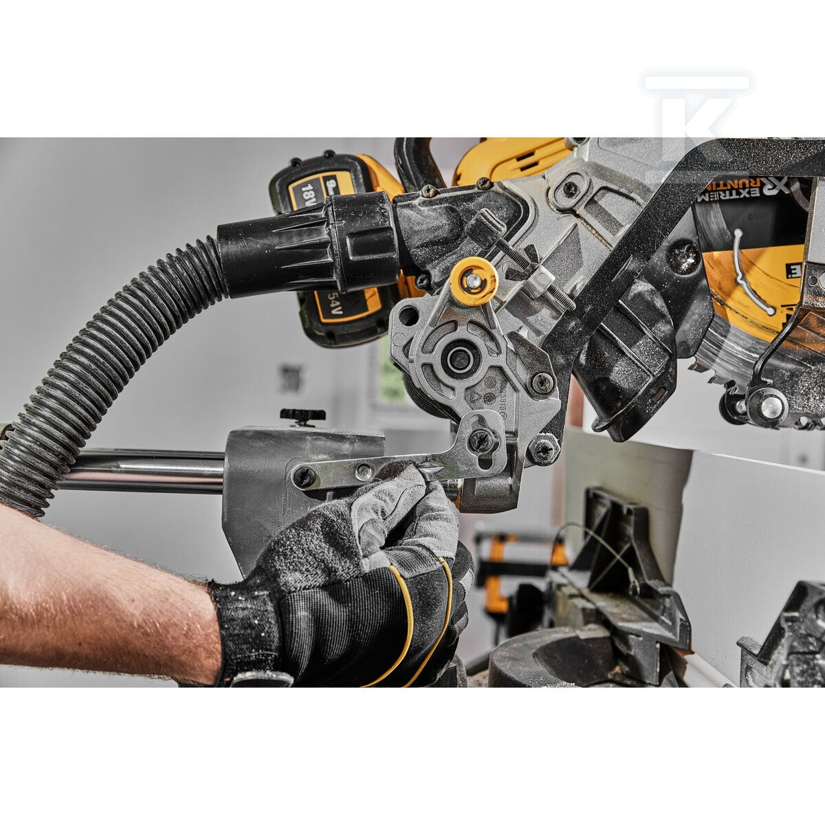 DeWalt 54V XR FV Pilarka ukosowa 305mm