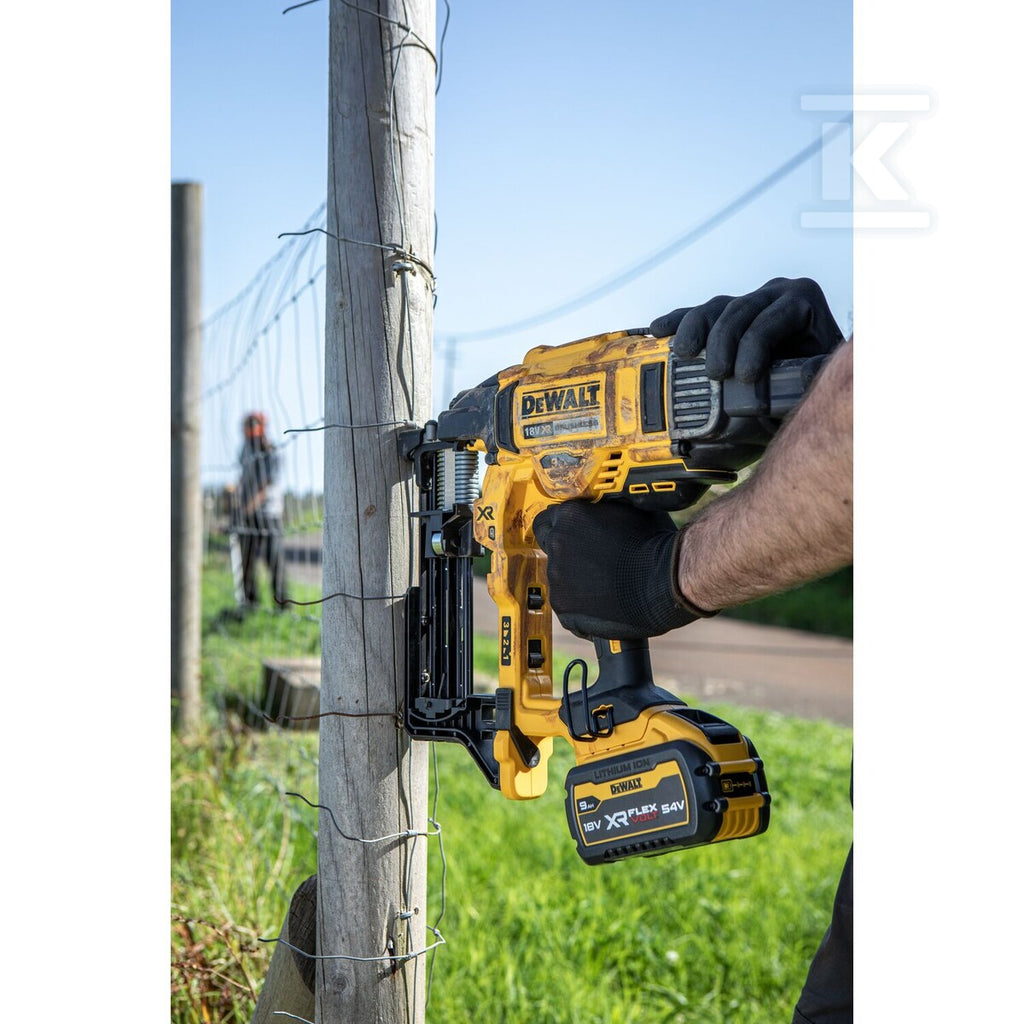 18V XR Zszywacz do ogrodzeń 2 X 5Ah DCFS950P2-QW
