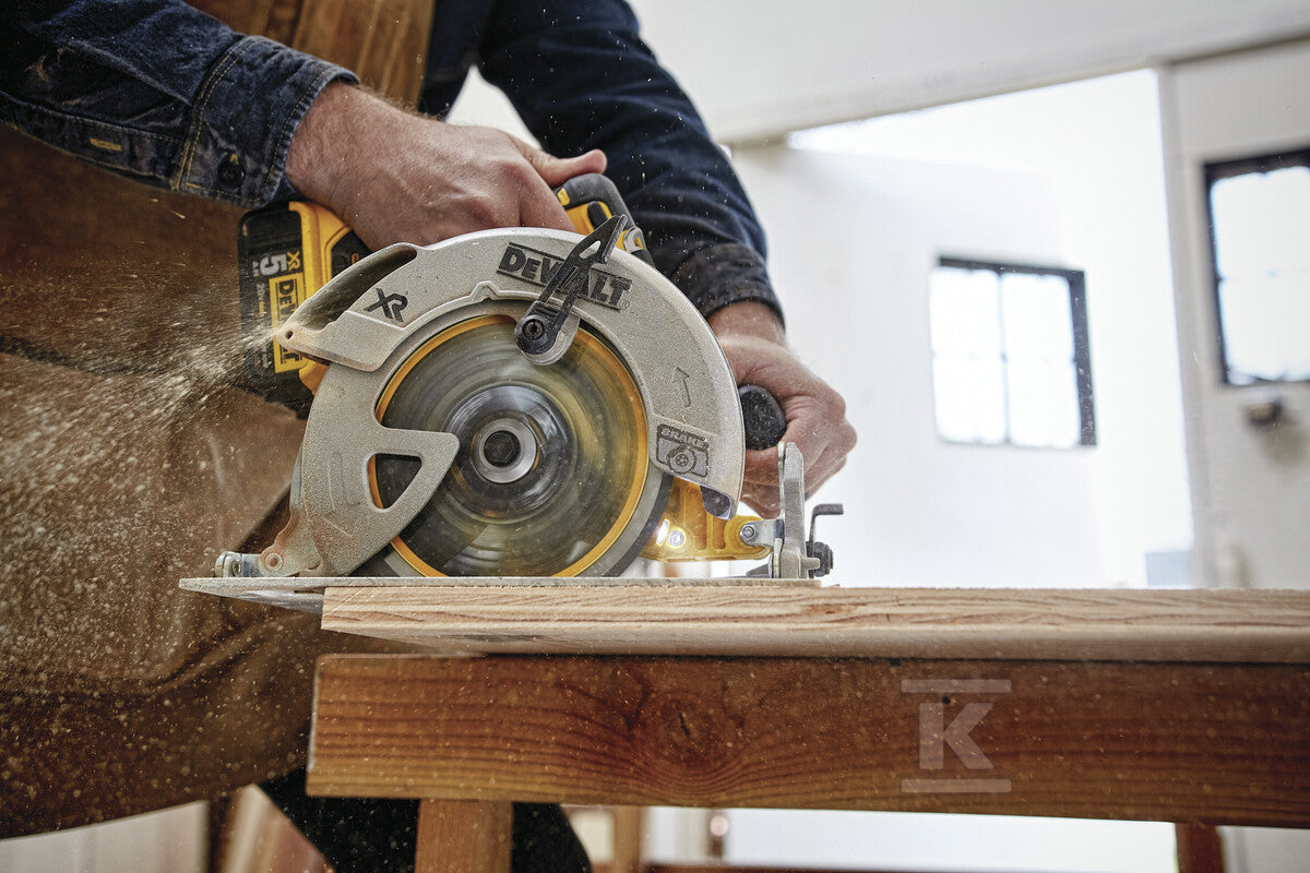 DeWalt 18V XR Pilarka tarczowa 184mm