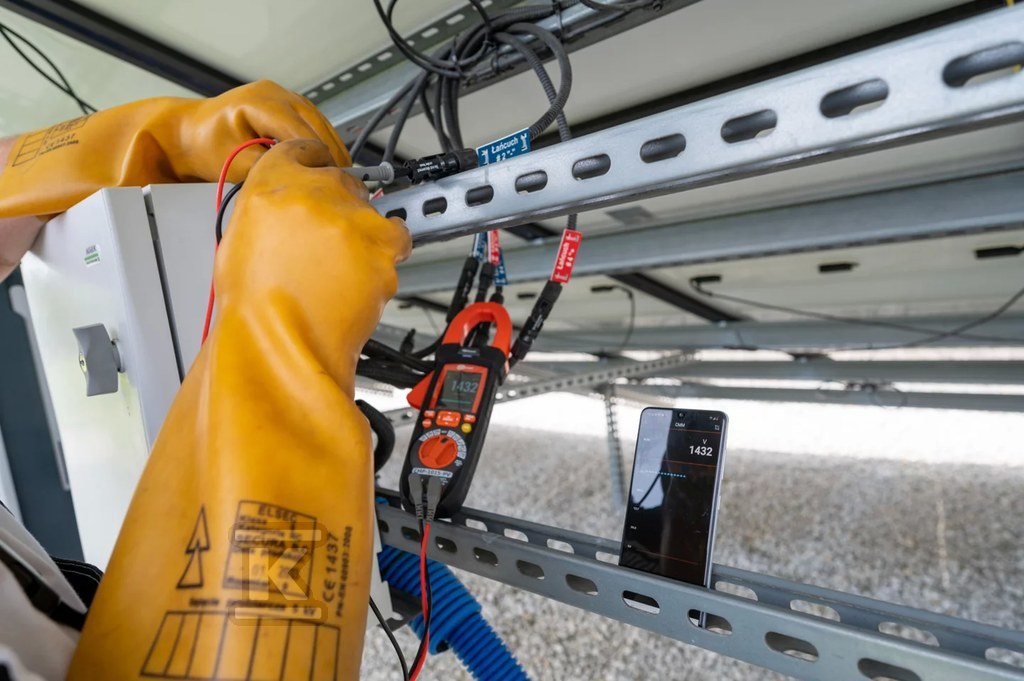 Cyfrowy miernik cęgowy do instalacji PV CMP-1015-PV. Produkt w komplecie z Certyfikatem Kalibracji.