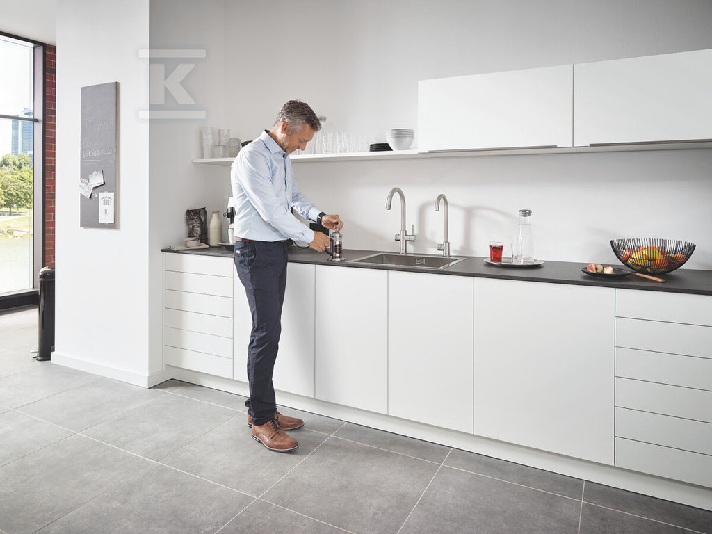 Zestaw Grohe Blue Professional z wylewką w kształcie C, stal nierdzewna, zawór sztorcowy i chłodziarka, dostęp tylko do wody filtrowanej / gazowanej, kąt obrotu wylewki 150° moduł Buetooth, większa wydajność - do 12 l schłodzonej wody na godzinę
