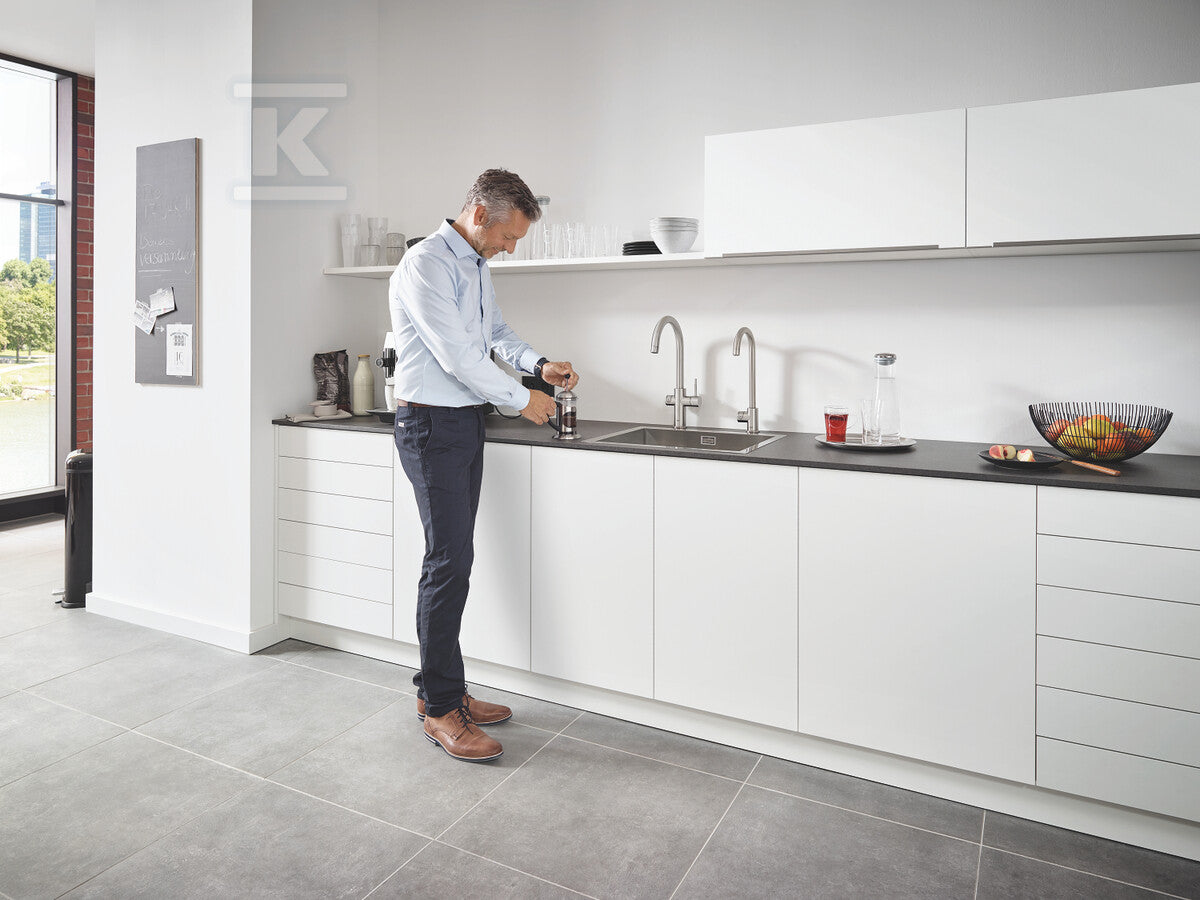 Zestaw Grohe Blue Professional z wylewką w kształcie C, stal nierdzewna, zawór sztorcowy i chłodziarka, dostęp tylko do wody filtrowanej / gazowanej, kąt obrotu wylewki 150° moduł Buetooth, większa wydajność - do 12 l schłodzonej wody na godzinę