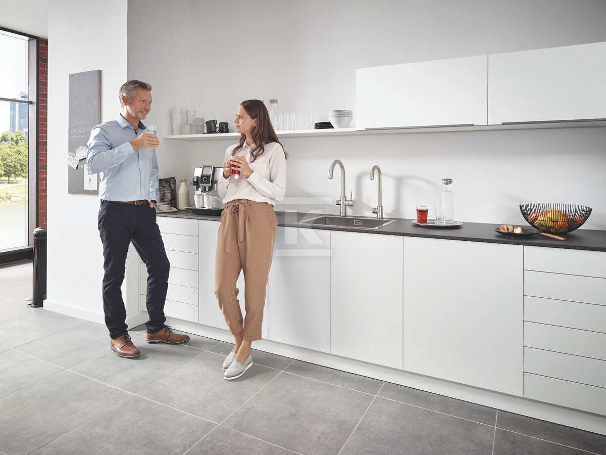 Zestaw Grohe Blue Professional z wylewką w kształcie C, stal nierdzewna, zawór sztorcowy i chłodziarka, dostęp tylko do wody filtrowanej / gazowanej, kąt obrotu wylewki 150° moduł Buetooth, większa wydajność - do 12 l schłodzonej wody na godzinę