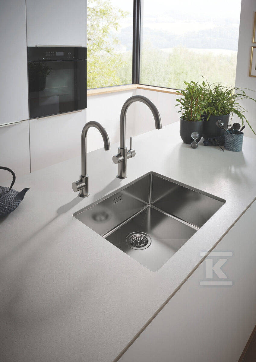 Zestaw startowy Grohe Blue Home z wylewką w kształcie C, brushed hard graphite, bateria, filtr 600 l, chłodziarka i butla CO2, dostęp do wody zwykłej i filtrowanej / gazowanej, kąt obrotu wylewki 150° moduł Buetooth, głowica Ceramiczna 28 mm