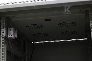Szafa ramowa stojąca EmiterNet Top, 42U, wym. 600X1000x1980 (szer. x gł. x wys. mm), drzwi blacha/szkło, w komplecie panel 4 wentylatorowy z termostatem, 3 półki , stopki, przekładane drzwi prawe/lewe, zamykane na klucz drzwi boczne i tylne, 20 śrub